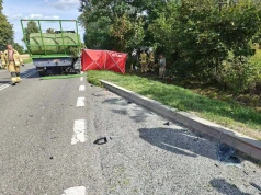 Podczas wyprzedzania zderzył się z przyczepą rolniczą. Kierowca Tesli poniósł śmierć na miejscu