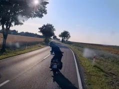 Fajny ten szeryf, taki nie za mądry. Motocyklista utrudnia wyprzedzanie i hamuje przed busem