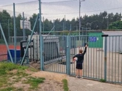 Wakacje na Orliku? Rodzice zwracają uwagę na godziny otwarcia boiska przy SP nr 8 w Siedlcach