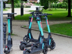 5000 zł mandatu za jazdę hulajnogą lub rowerem. Absolutny zakaz do 30 września