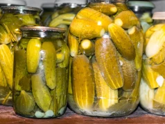 W ten sposób psujesz ogórki kiszone. Wyjdą miękkie jak kapeć lub spleśnieją