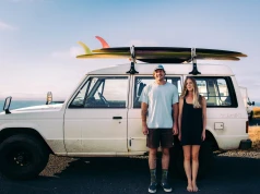 Look surferów podbija serca tego lata. Dlaczego każdy nagle zapragnął ubierać się jak surfer?