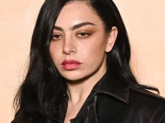 Byłam wściekła, gdy usłyszałam jej singiel. Charlie XCX pokazała fanom środkowy palec