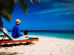 Workation a podatki: kiedy wakacje z laptopem stają się pułapką dla pracownika i pracodawcy?