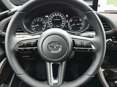 Kultowa Mazda za 125 000 zł oferuje wszystko, co potrzebne. Pod maską 186 KM uzupełnione automatem