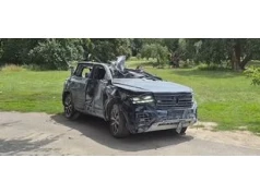 Wideo: Touareg twardy jak skała. Ucierpiał w ataku rakietowym, ale wciąż działa.