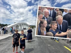 Mieszkańcy nazwali go „pancernik”. Donald Tusk na otwarciu mostu w Głuchołazach