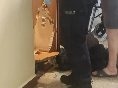 Horror na Mokotowie. Mężczyzna wybił dziurę w drzwiach i wdarł się do sąsiadki. Interweniowała policja