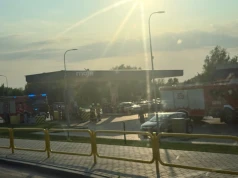 Na stacji paliw wjechał w słup i uciekł. Interweniowała straż i policja