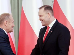 Polacy płacą krocie za paliwa. Nawrocki się cieszy. I Tusk też