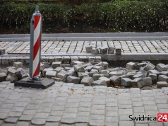Sklepik przy wydziale dróg. Jak prezydent Świdnicy sprzedawała nie swoją kostkę z Alei Niepodległości