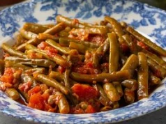 Pokrój na mniejsze kawałki i wrzuć do leczo. Na ten widok Węgier by osiwiał