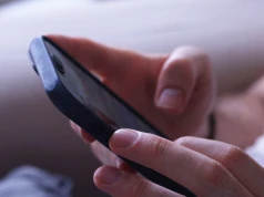 Wolisz pisać SMS-y, zamiast dzwonić? Psycholożka wyjaśnia, kiedy to może być zgubne