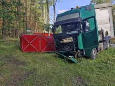 Czołowe zderzenie z ciężarówką. Kierowca zginął, droga zablokowana w obu kierunkach