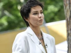 Przysiadła nad basenem. Zamiast bikini taka stylizacja