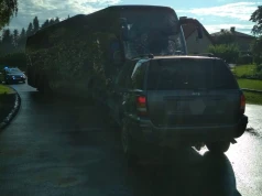 Autobus zablokował drogę, pijany kierowca wjechał wprost w jego bok