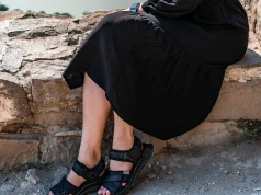 Zapomnij o ciężkich butach. Te sandały dla 50-tek wyglądają stylowo i zapewniają komfort