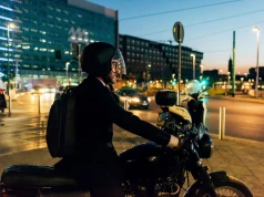 Motocykl na dojazdy do pracy – jakie cechy są naprawdę ważne?