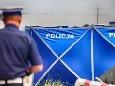 Tragedia pod Warszawą. Motocyklista wyprzedzał kolumnę, gdy samochód zaczął skręcać. Kierowca nie żyje