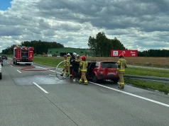Utrudnienia na drogach S17 i S12. Pożar samochodu oraz zderzenie z barierami
