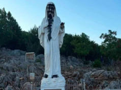 Profanacja posągu Matki Bożej w Medjugorje. Na figurze pojawił się napis po polsku