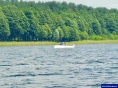 Akcja ratunkowa na Jeziorze Probarskim. Policjant po służbie uratował trzech żeglarzy