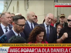 Śpiewy i modlitwy przed prokuraturą. Daniel Obajtek, wspierany przez Macierewicza, stawił się, by usłyszeć zarzuty