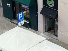 Fragmenty gzymsu spadły na chodnik przed ogródkiem restauracyjnym w Śródmieściu