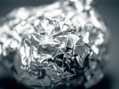 Połóż folię aluminiową pod doniczką. Po tygodniu sobie podziękujesz