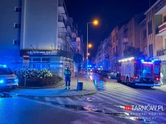 Pożar mieszkania w Tarnowie. Ewakuowano 27 osób, dwóch mężczyzn trafiło do szpitala