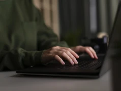 Miała zarobić na inwestycjach, straciła prawie 78 tys. zł. 20-latek trafił do aresztu