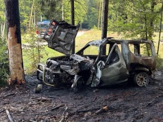 Tragiczny poranek pod Miłomłynem. Auto uderzyło w drzewo i stanęło w ogniu. Nie żyje 36-latek