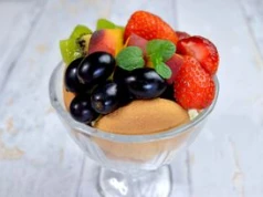 Hit na upalne dni. Deser z serkiem mascarpone, biszkoptami i owocami