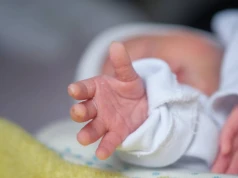 Pracownik pogrzebowy zauważył, że dziecko oddycha. Lekarze mówią o cudzie