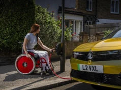 Samochód elektryczny dla osób z niepełnosprawnościami. Vauxhall sprawdza dostępność punktów do ładowania