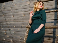 Komu pasuje sukienka w kolorze butelkowej zieleni?
