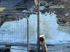 Uszkodzony hydrant na Woli. Woda zalała teren budowy. Pobliskie budynki mogą być bez wody