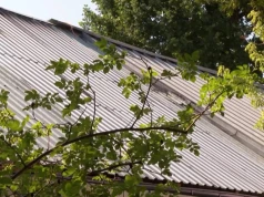 Warsztat lakierniczy za oknem, właściciel "tworzy sztukę". Problem trwa od lat