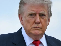 Trump miał to zrobić na pogrzebie senatora. Nagranie obiegło świat. Biały Dom się tłumaczy