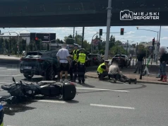 Poważne zderzenie auta z motocyklem w Al. Krakowskiej. Skrzyżowanie jest częściowo zablokowane