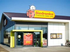 Biedronka stawia na OZE. Firma inwestuje we własną sieć produkcji energii elektrycznej