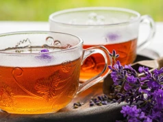 Naturalny syrop z lawendy na sen i stres. Zrób go, zanim kwiaty przekwitną