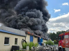 Pożar hali produkcyjnej w Skorzewie. Trwa akcja strażaków