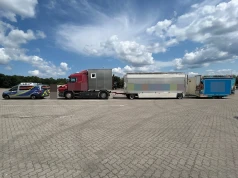 Scania Torpedo z dwiema przyczepami – „wesołe miasteczko” zatrzymane na A24