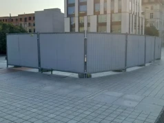 Szklana posadzka nie wytrzymała ciężkiego sprzętu. Wypadek podczas stawiania sceny