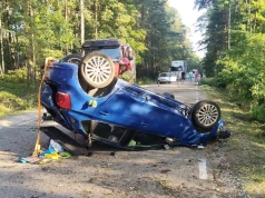 Samochód przewrócił się na dach. W pojeździe znajdowało się dziecko
