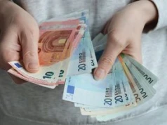 Niebywałe sceny na włoskim wybrzeżu. 600 tys. euro trafiło do wody