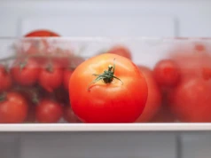 Nigdy nie rób tego pomidorom. Jeden prosty błąd pozbawia je smaku