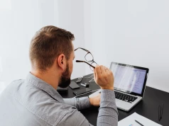 Pracujesz 4 godziny dziennie przed monitorem? Pracodawca musi dołożyć się do twoich okularów