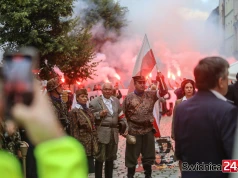 Na rondzie, w Rynku, przy pamiątkowym głazie. Hołd w 82. rocznicę wybuchu Powstania Warszawskiego